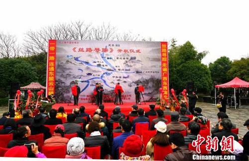 中國僑網(wǎng)圖為紀(jì)錄片《絲路尋蹤》開機(jī)儀式?!√茐魬棥z