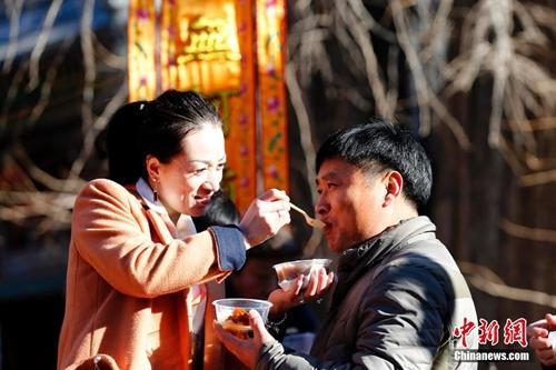 中國(guó)僑網(wǎng)資料圖:中國(guó)傳統(tǒng)節(jié)日的臘八節(jié),大批的北京民眾趕往1700余年歷史的北京京西古剎潭柘寺爭(zhēng)喝臘八粥,。 中新社發(fā) 富田 攝
