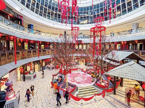 中國(guó)僑網(wǎng)皇后灣廣場(chǎng)傳統(tǒng)客家村落新年裝飾。(馬來(lái)西亞《光華日?qǐng)?bào)》)