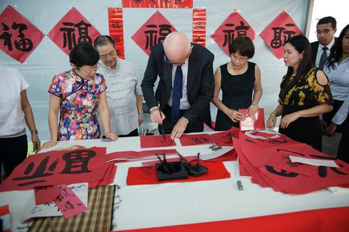 中國僑網(wǎng)嘉賓學(xué)寫漢字。
