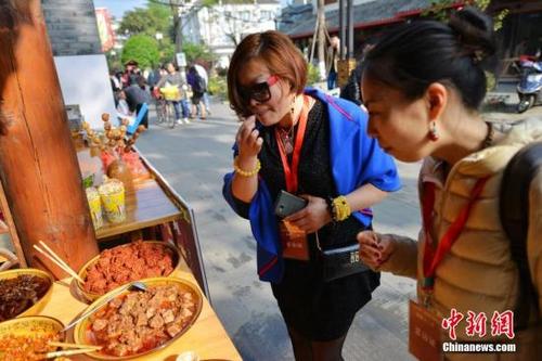中國僑網(wǎng)資料圖:海外華文媒體人士激情體驗(yàn)川菜文化,。中新社發(fā) 高寒 攝