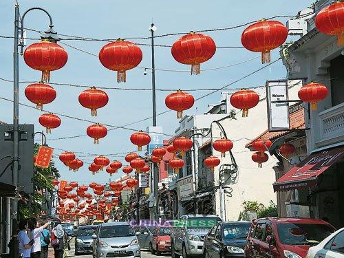 中國僑網(wǎng)雞場(chǎng)街掛上1000個(gè)大燈籠,散發(fā)出濃濃年味,。(馬來西亞《中國報(bào)》)