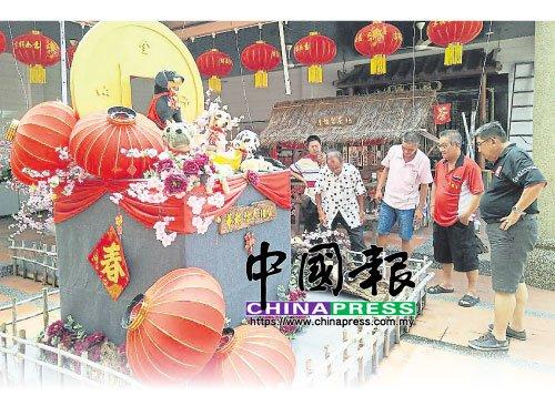 中國僑網(wǎng)華都村大伯公廟配合農(nóng)歷戊戌狗年,巧思裝飾出“十犬十美”新春布置,,吸引民眾駐足欣賞,。(馬來西亞《中國報(bào)》/ 陳繡郿 攝)