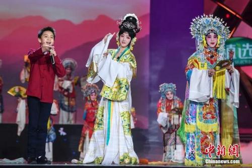 中國僑網(wǎng)資料圖,“四海同春”2018全球華僑華人春晚群星閃耀,楊鈺瑩(中)與加拿大華裔王鴻翔(左一)表演戲曲《再遇梨花頌》,。 楊華峰 攝