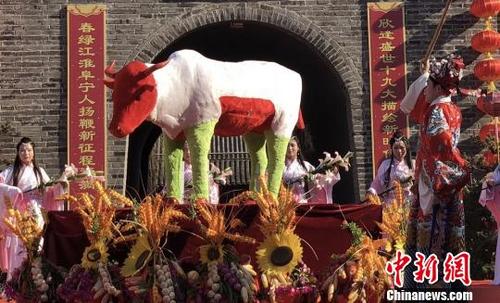 中國僑網(wǎng)江蘇阜寧再現(xiàn)“打春?!泵袼?。 谷華 攝