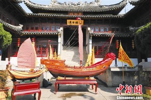 中國(guó)僑網(wǎng)莫康春設(shè)計(jì)制作的這艘船模是模仿戚家軍當(dāng)年使用的艟喬船來(lái)設(shè)計(jì)的 陳胡南 攝