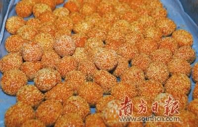 中國(guó)僑網(wǎng)寓意美好的煎圓,。(何森垚 攝)