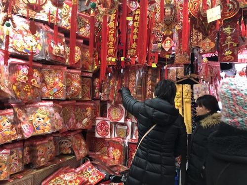 中國僑網(wǎng)春節(jié)即將到來,,掛飾店都是紅火火的一片,,迎來銷售高峰。(美國《世界日報》記者/黃伊奕 攝)