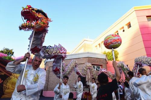 中國僑網(wǎng)廟會現(xiàn)場舞龍表演,。(阿根廷華人網(wǎng))