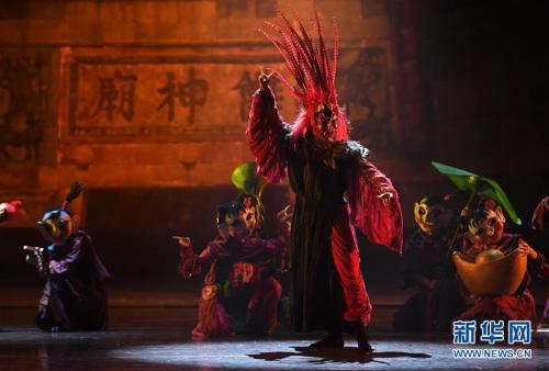 中國僑網(wǎng)資料圖:演員在表演舞劇《儺情》,。新華社記者 萬象 攝