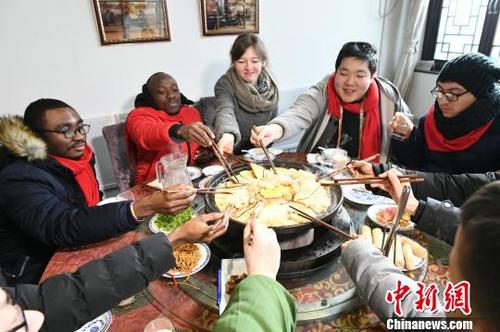 中國僑網(wǎng)“祈福冬奧,、鄉(xiāng)宴柳溝”系列活動7日,、8日在北京延慶井莊鎮(zhèn)柳溝村舉行。圖為外國友人體驗(yàn)中國年,?!“⒓z