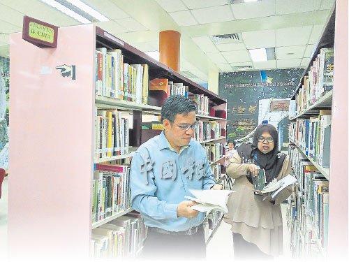 中國僑網(wǎng)黃漢偉(左)及莎麗瑪,,巡視喬治市圖書館的中文書籍部分,。(馬來西亞《中國報》)