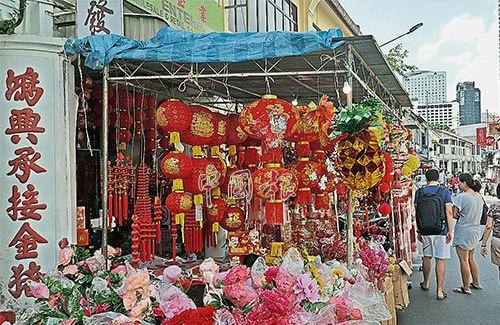 中國僑網(wǎng)紅彤彤的燈籠和新春裝飾,,帶來濃濃的新年氣氛,。(馬來西亞《中國報》)