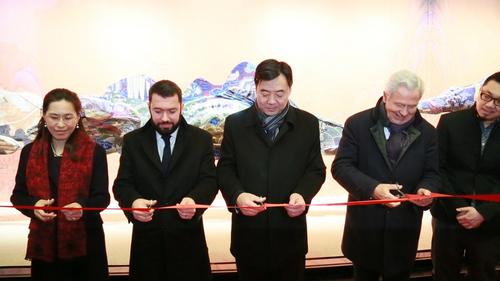 中國僑網(wǎng)8日晚,,巴黎老佛爺百貨奧斯曼旗艦店歡樂春節(jié)“錦繡·山河—中國櫥窗藝術(shù)展”開幕。中國駐法國大使翟雋(中)等嘉賓為展覽剪彩,。(法國《歐洲時報》/歐文 攝)