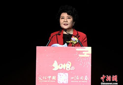 中國(guó)僑網(wǎng)2月8日,,由國(guó)務(wù)院僑務(wù)辦公室、澳門(mén)歸僑總會(huì)主辦的“文化中國(guó)·四海同春”晚會(huì)在澳門(mén)演出,。圖為國(guó)僑辦主任裘援平致辭,。 中新社記者 譚達(dá)明 攝