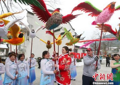 中國(guó)僑網(wǎng)華麗的龍鳳燈 夏鵬飛 攝