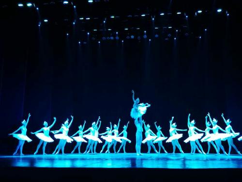 中國僑網(wǎng)中國芭蕾舞演員的演出獲得觀眾熱烈掌聲,。