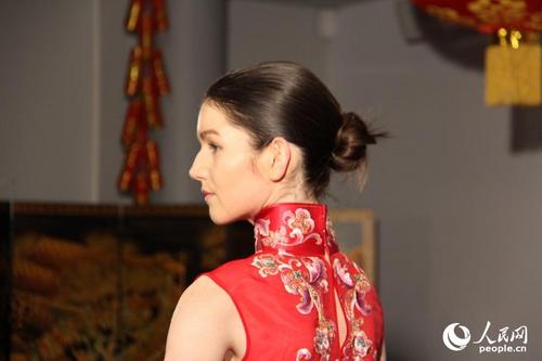 中國僑網(wǎng)活動開幕式上,,法國模特身著旗袍走秀,。龔鳴攝