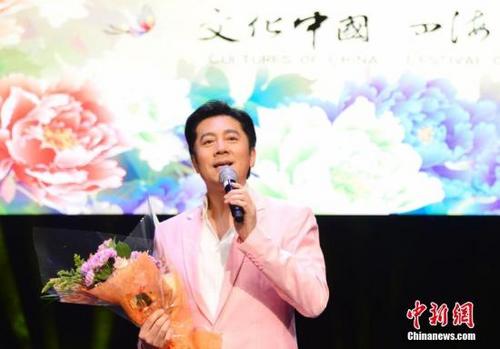 中國僑網(wǎng)當(dāng)?shù)貢r(shí)間2月7日晚,,農(nóng)歷正月十一,,2017年“文化中國·四海同春”大型慰僑演出在巴黎會(huì)議宮隆重舉行,為旅法僑胞獻(xiàn)上了一臺(tái)充滿中華文化魅力的藝術(shù)盛宴,。圖為蔡國慶在演出中,。中新社記者 龍劍武 攝