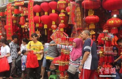 中國(guó)僑網(wǎng)資料圖:一對(duì)印尼夫妻在唐人街自拍留念,。(中新社記者 林永傳 攝)