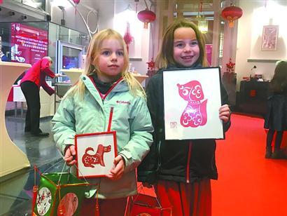 中國僑網(wǎng)2月8日,,在布魯塞爾中國文化中心,,兩名比利時(shí)小女孩拿著彩燈和剪紙笑逐顏開,。 駐歐記者 竺暨元攝