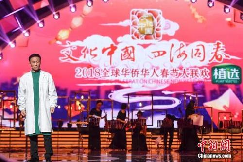 中國僑網(wǎng)王洛勇現(xiàn)場演繹華人醫(yī)生的真實感人故事。 楊華峰 攝