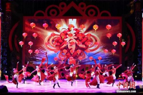 中國(guó)僑網(wǎng)資料圖:2月4日晚,,2018年“文化中國(guó)·四海同春”在香港舉行,。晚會(huì)以“揚(yáng)帆再啟航”為主題,,主舞臺(tái)以紅色的“牡丹花”為背景,,襯托新春佳節(jié)的喜慶氛圍,。圖為開場(chǎng)舞表演,。中新社記者 謝光磊 攝