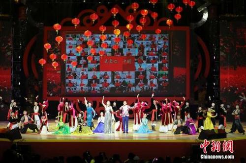中國僑網(wǎng)資料圖:2月4日晚,,2018年“文化中國·四海同春”再度唱響香江,6000多名香港市民無懼寒冷,,歡聚一堂,,共迎新春。圖為晚會以歌舞表演《共筑中國夢》結(jié)束。中新社記者 謝光磊 攝