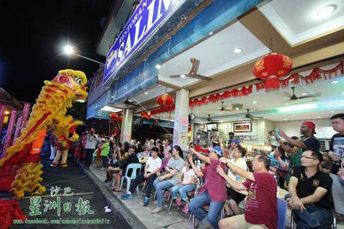 中國(guó)僑網(wǎng)大批民眾一早到沙林茶室占好位子,觀賞舞獅表演,。(馬來西亞《星洲日?qǐng)?bào)》)