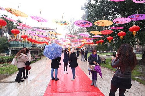 中國僑網(wǎng)2月18日,羅馬僑團(tuán)2018春節(jié)慶祝活動在羅馬華人區(qū)的維多利奧廣場舉行,,絢麗繽紛的油紙傘令人如同置身江南雨巷,。(歐洲時(shí)報(bào)/張銳 攝)