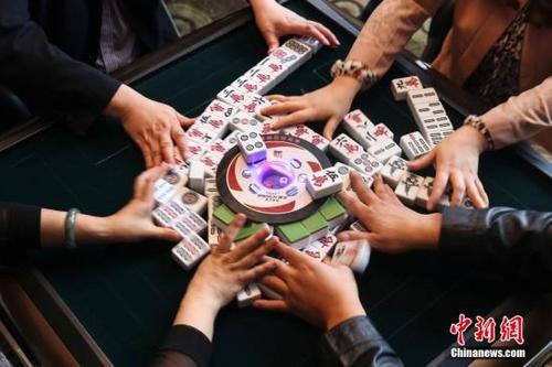 中國僑網(wǎng)資料圖,,巴蜀很多餐館都提供麻將機(jī),,聚餐過后大家不打上幾盤麻將是不愿離開的。在達(dá)州一餐館內(nèi)正在打麻將的人們,。中新社發(fā) 熊然 攝