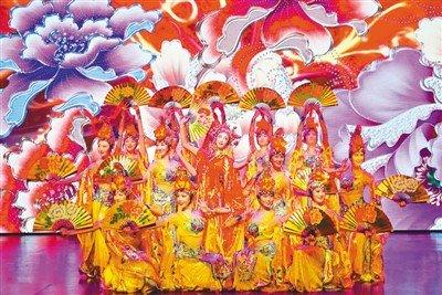 中國(guó)僑網(wǎng)圖為由中央歌劇舞劇院演員在泰國(guó)清邁表演的舞蹈《貴妃醉酒》。 本報(bào)記者 嚴(yán)瑜 攝
