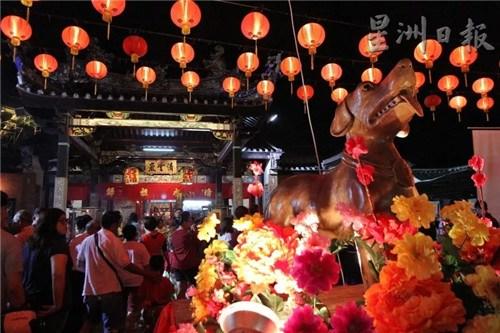 中國(guó)僑網(wǎng)檳城萬腳蘭蛇廟年初五晚舉辦第六屆“旺犬報(bào)喜”廟會(huì)暨請(qǐng)火儀式,。(馬來西亞《星洲日?qǐng)?bào)》資料圖)