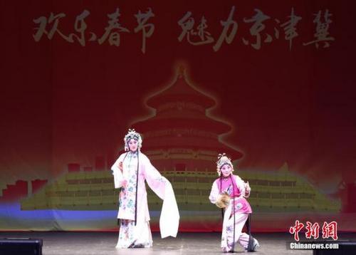 中國僑網(wǎng)資料圖:首屆“歡樂春節(jié)·魅力京津冀”活動(dòng)在美國加利福尼亞州比佛利山市塞班劇院精彩登場。圖為昆曲《游園驚夢》,。中新社記者 張朔 攝