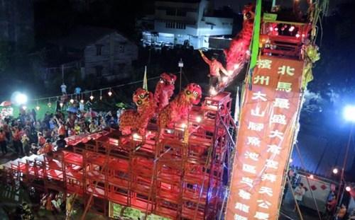中國僑網(wǎng)忠華龍獅團舉辦了近30年的高空拜天公慶典,,今年正式被列入《大馬紀錄大全》,也給這個慶典帶來肯定,。(馬來西亞《星洲日報》資料圖)