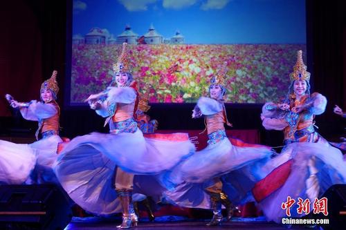 中國僑網(wǎng)當?shù)貢r間2月22日晚,,2018“四海同春”歐洲團亮相英國劍橋市政廳,,為當?shù)貎S胞們獻上了一臺充滿中華文化魅力的藝術盛宴。圖為舞蹈《祝?!?。中新社記者 冉文娟 攝