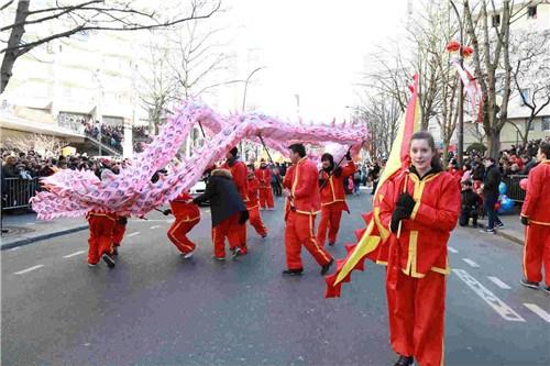 中國僑網(wǎng)舞龍舞獅的隊伍,,法國青少年成了主力,。(法國《歐洲時報》資料圖)