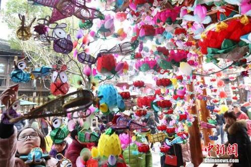 中國僑網(wǎng)資料圖:大批市民和游客在南京門東老街上游玩,,在南京夫子廟,、老門東等地方,依然人頭攢動(dòng),,很是熱鬧,。中新社記者 泱波 攝