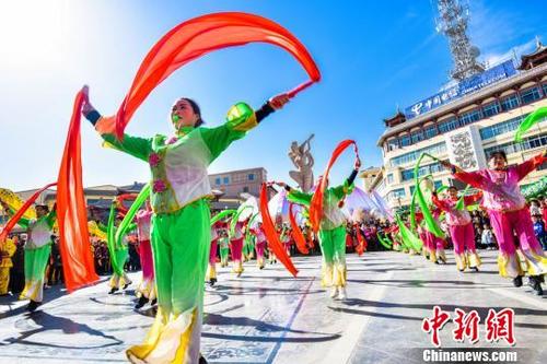 中國僑網(wǎng)2月25日,中國農(nóng)歷正月初十,絲綢之路國際旅游名城甘肅敦煌迎來春節(jié)期間最熱鬧的一天,。 王斌銀 攝