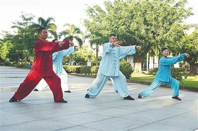 中國僑網(wǎng)林方卿(左一)帶領(lǐng)謝志明等弟子練習(xí)太極拳,。