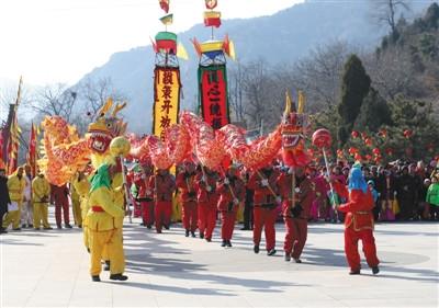 中國(guó)僑網(wǎng)昨日,,平谷區(qū)劉家店鎮(zhèn)丫髻山廟會(huì),劉家店鎮(zhèn)北店龍燈隊(duì)員表演舞龍燈,。新京報(bào)記者 王貴彬 攝