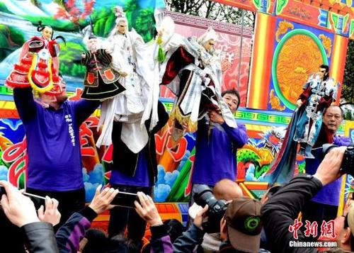 中國(guó)僑網(wǎng)資料圖:來(lái)自臺(tái)灣高雄如真園掌中劇團(tuán)藝人,,為觀眾表演布袋戲,,吸引眾人搶拍鏡頭。劉可耕 攝