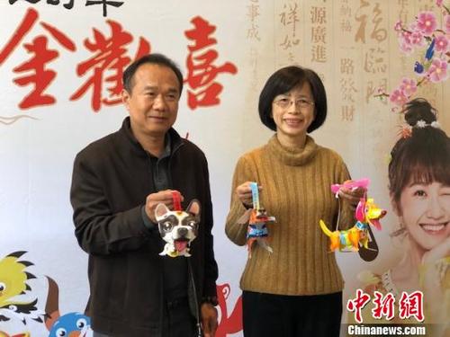 中國僑網(wǎng)黃雅芬(右)展示燈會上將向民眾發(fā)放的環(huán)保小提燈,。 陳悅 攝
