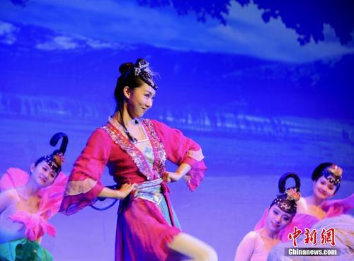 中國僑網(wǎng)當?shù)貢r間2月26日晚,,中國農(nóng)歷正月十一,,在離卡爾·馬克思故居咫尺之遙的德國特里爾市“歐羅巴大廳”劇場,一場別致的中國春晚上演,。圖為舞劇《月上賀蘭》,。中新社記者 彭大偉 攝