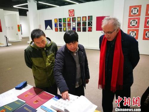中國(guó)僑網(wǎng)圖為“漢字慧”項(xiàng)目負(fù)責(zé)人高曉明和法國(guó)國(guó)民教育部漢語(yǔ)總督學(xué)白樂桑交流,。受訪者供圖