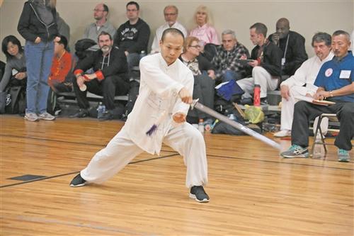 中國(guó)僑網(wǎng)陳國(guó)燈參加美國(guó)東西兩岸華人武術(shù)大會(huì)榮獲金獎(jiǎng),。