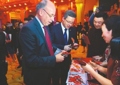 中國僑網(wǎng)各國領(lǐng)事官員被中國春節(jié)文化和四川傳統(tǒng)文化元素所吸引。(雷遠東)