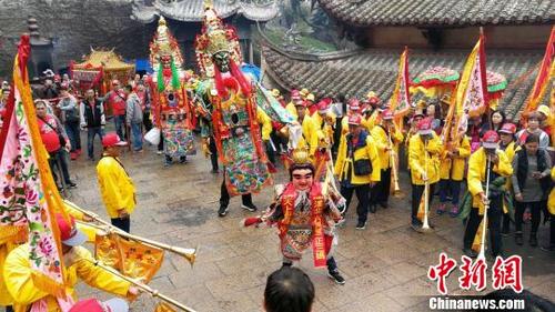 中國僑網(wǎng)圖為電音三太子等神偶團(tuán)表演?!×秩喝A 攝
