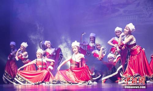 中國(guó)僑網(wǎng)2月28日晚,,“文化中國(guó)·四海同春”澳大利亞首站演出在墨爾本舉行。圖為河南歌舞演藝集團(tuán)舞蹈團(tuán)演員表演舞蹈,。 中新社發(fā) 苗丹青 攝