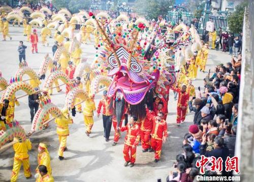 中國(guó)僑網(wǎng)3月1日,,航拍江西彭澤縣大型“非遺”元宵民俗活動(dòng),?!「到ū蟆z